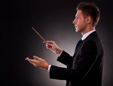 yönlendiren bir genç iş adamı yan görünüm