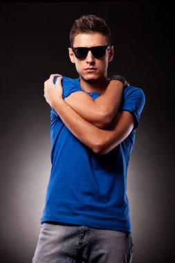 onun omuzlarında avuç genç casual adam