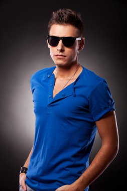 elleri cebinde ile poz genç casual adam