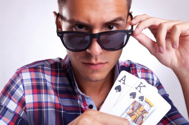 genç bir adam onun poker çifti gösterilen