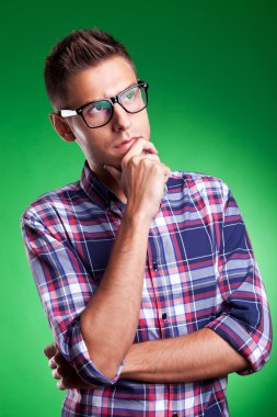 Yakışıklı genç adam düşünüyor.