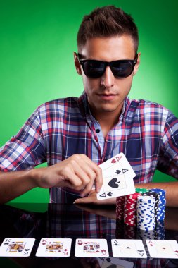 Genç casual adam ve güçlü poker elini