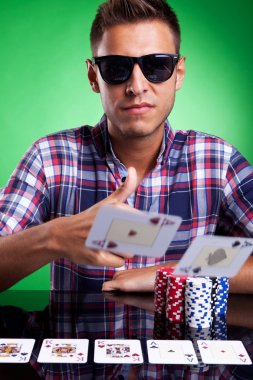 bir çift as atma genç casual poker oyuncusu