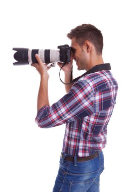 Fotoğraf çekme genç fotoğrafçı yan görünüm.
