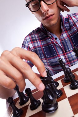 Satranç parça onun hareketli bir genç casual adam