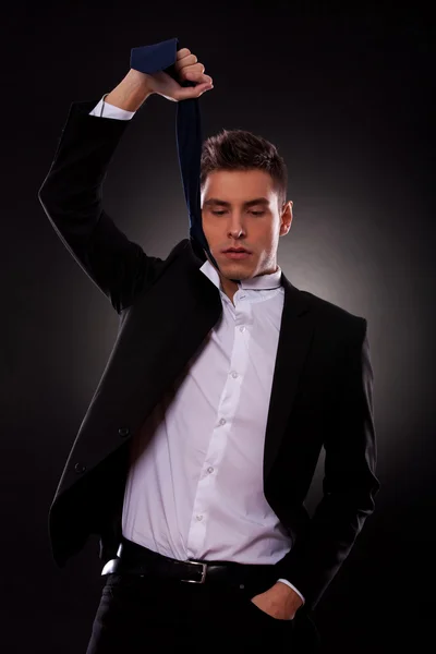 自殺のネクタイとスーツのビジネスマン — ストック写真