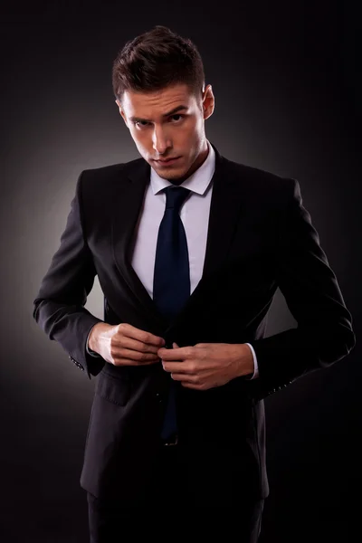 Uomo d'affari abbottonatura giacca, vestirsi — Foto Stock