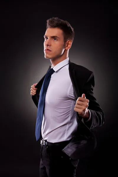 Un giovane uomo d'affari che si toglie la giacca — Foto Stock