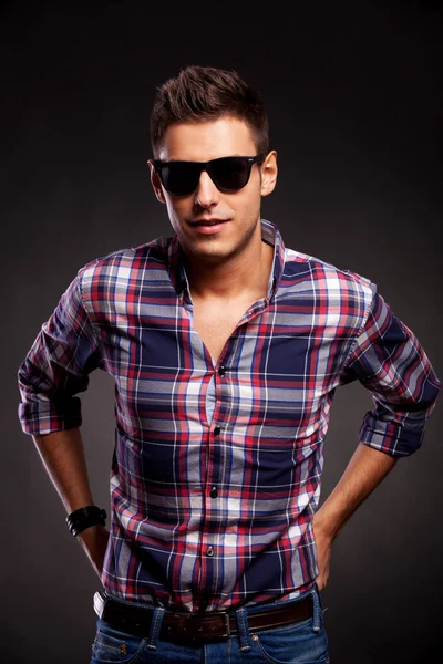 Young casual model wearing sunglasses,facing the camera — Stock Photo, Image