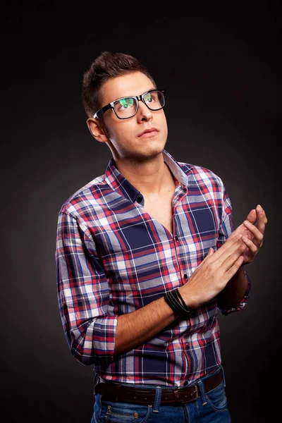 Joven hombre casual con gafas aplaudiendo — Foto de Stock