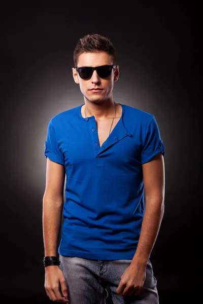 Jovem modelo vestindo azul T-shirt e óculos de sol — Fotografia de Stock