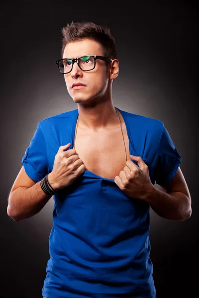 Jovem rasgando sua camisa azul — Fotografia de Stock