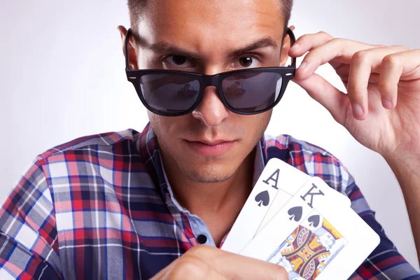 Un giovane che mostra la sua coppia di poker — Foto Stock