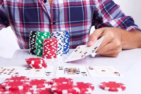 Игрок показывает руку победителя в покер — стоковое фото