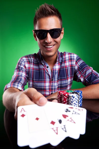 Jovem homem casual mostrando sua mão de poker — Fotografia de Stock