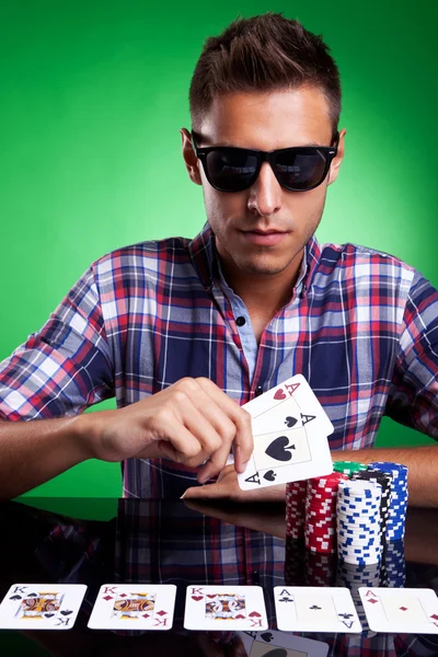 Młody człowiek dorywczo i jego silne w pokerze — Zdjęcie stockowe