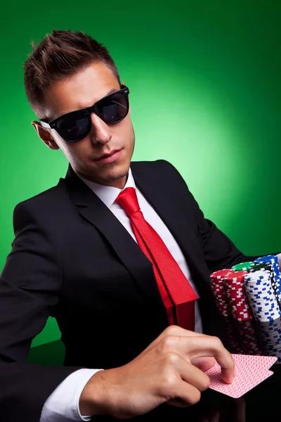 Uomo d'affari che gioca con la faccia da poker — Foto Stock