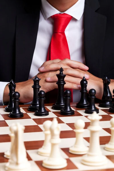 Uomo d'affari in piedi di fronte alla partita a scacchi non iniziata — Foto Stock