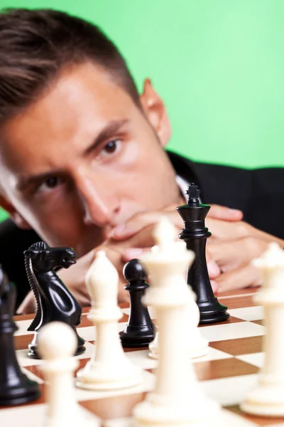 Hombre de negocios pensando en una estrategia de ajedrez — Foto de Stock