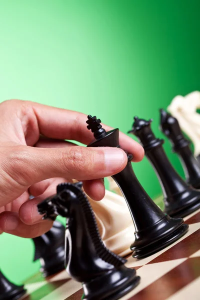 Hombre moviendo figura de ajedrez — Foto de Stock