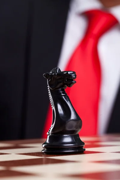 Close-up picture of a black chess knight alone — Stock Photo, Image