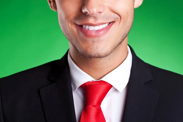 Un joven hombre de negocios de corbata roja sonriendo — Foto de Stock