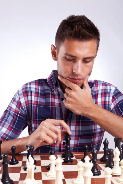 Joven ajedrecista pensando en su próximo movimiento — Foto de Stock