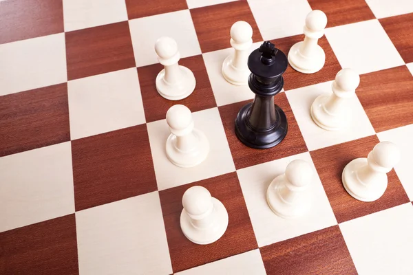 King surrounded by pawns — Stock Photo, Image