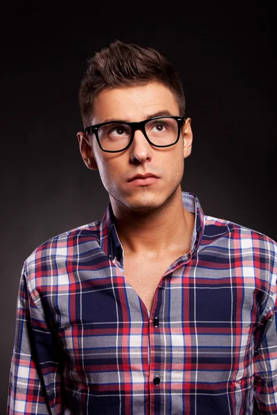 Jeune homme décontracté portant des lunettes et levant les yeux Photos De Stock Libres De Droits