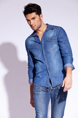 Casual fashion adam yürüyor