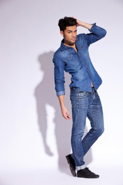 moda genç adam elini kafasına