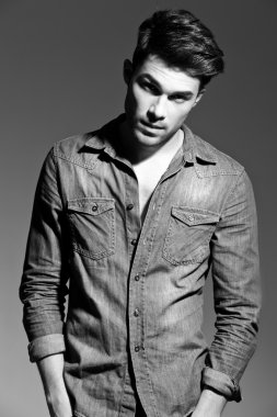 siyah beyaz portre rahat bir gencin