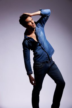 moda adam elini saçlarının arasından geçerken