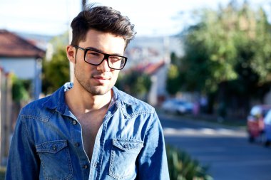 Sokağın ortasında gülümseyen sıradan genç adam