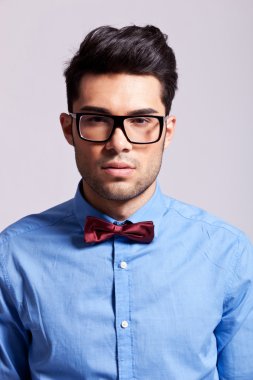 papyon giyiyor rahat şık adam