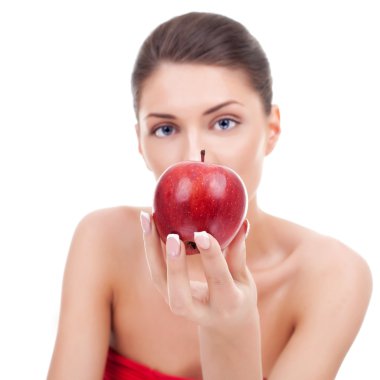 genç kadın sunan Kırmızı elma