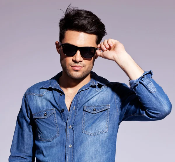 gözde güneş gözlüklerini tutan adam