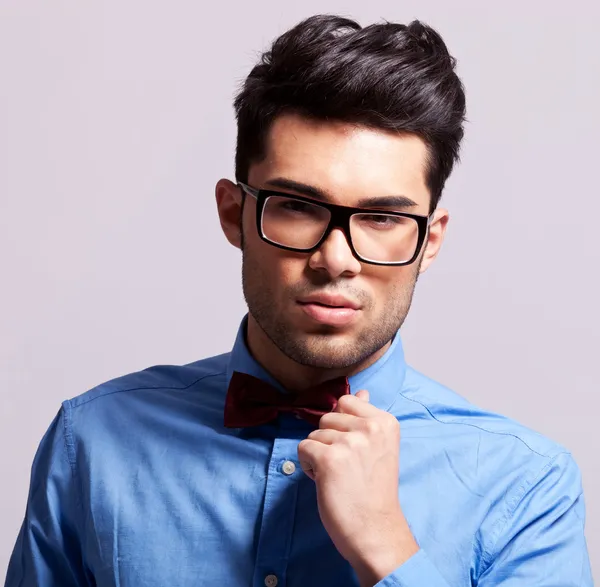 Divat férfi csokornyakkendő és a szemüveg viselése — Stock Fotó