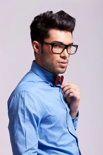 Homme de mode portant noeud papillon et lunettes — Photo