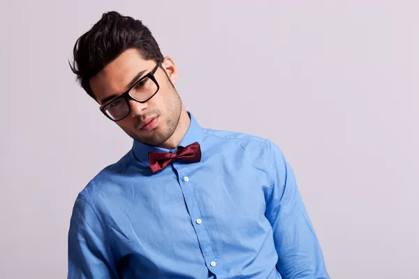 Mode jeune homme portant des lunettes et noeud papillon — Photo