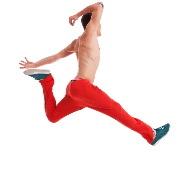 Молодой человек позирует в очень высоком прыжке танцевальный ход — стоковое фото