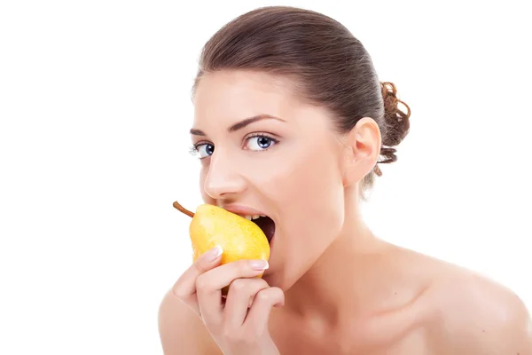 Ung kvinna bita från ett gult päron — Stockfoto