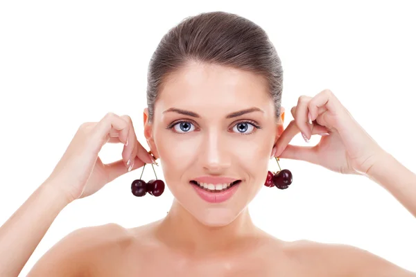 Jeune femme avec des boucles d'oreilles cerise — Photo