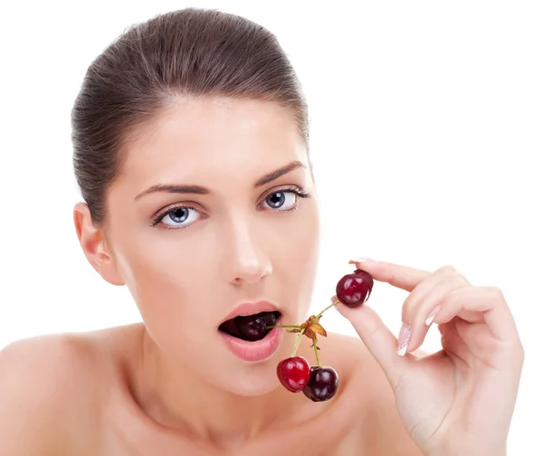 Jonge mooie vrouw eten cherry — Stockfoto