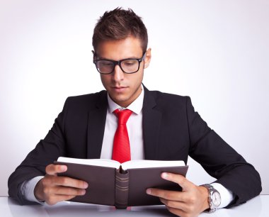kitap okuma gözlüğü takan bir adam iş