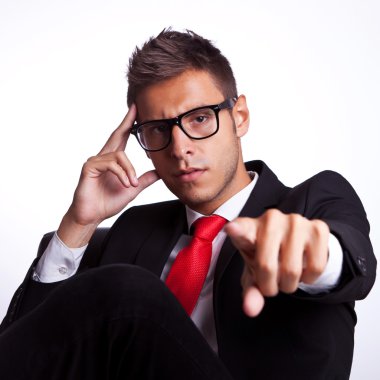 oturma ve seni suçladığım iş adamı