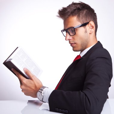 kitap okurken bir iş adamı yan görünüm