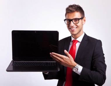 yeni bir dizüstü bilgisayar ile sunan adam