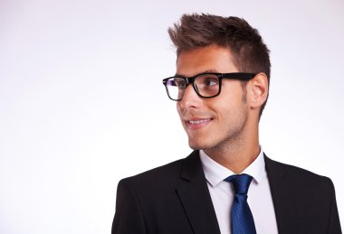 onun tarafına bakarak öğrenci