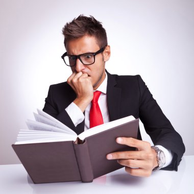 kitap eylem tarafından korkarak iş adamı